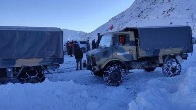 Hakkari'de askeri üs bölgesine çığ düştü