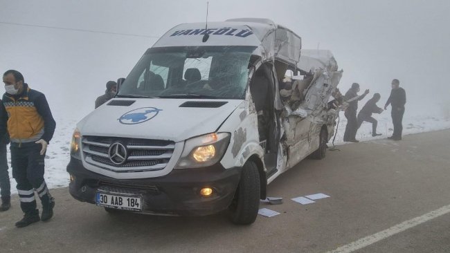 Hakkari'de yolcu minibüsüyle tır çarpıştı: Ölü ve yaralılar var