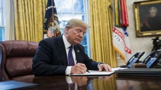 Trump daha önce karşı çıktığı ekonomi paketini imzaladı