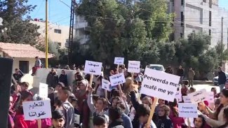 Rojava’da BM Ofisi önünde Kürtçe protestosu