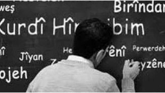 T.C Kürtçeyi yasaklamak için bütün devletlerin ikinci resmi dillerini yasakladı!