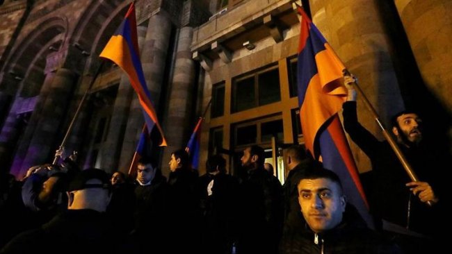 Ermenistan’da göstericiler hükümet binasını bastı