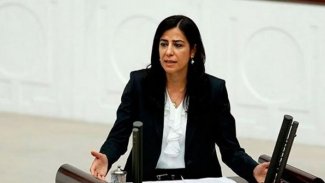 Mahkeme başkanından Ayla Akat'a: 'Cezaevine girenlerde neden bir Kürtçe hayranlığı başlıyor?'