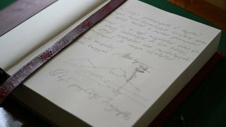 Ermenistan Cumhurbaşkanı Sarkisyan şeref defterine Ağrı Dağı'nı çizdi