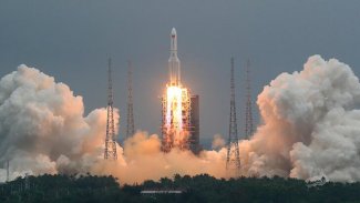 Çin'in kontrolden çıkan roketi Maldivler yakınlarına düştü