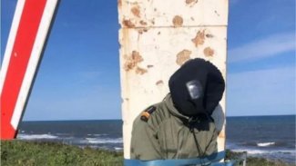 Hedef tahtasına bağlı Fransız askerin fotoğrafı gündeme oturdu