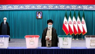 İran'da oy sandıklarını taşıyan helikopter düştü