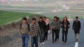 Türkiye Göçü Önlemek İçin İran Sınırına Duvar Örüyor