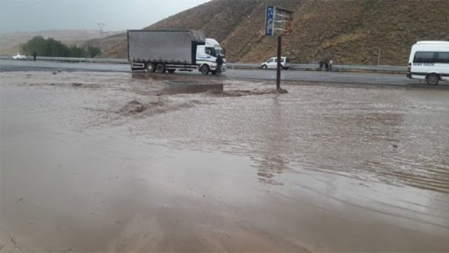 Van’da sel ve heyelan