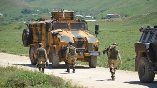 Yüksekova'da askeri minibüsün geçişi sırasında patlama!