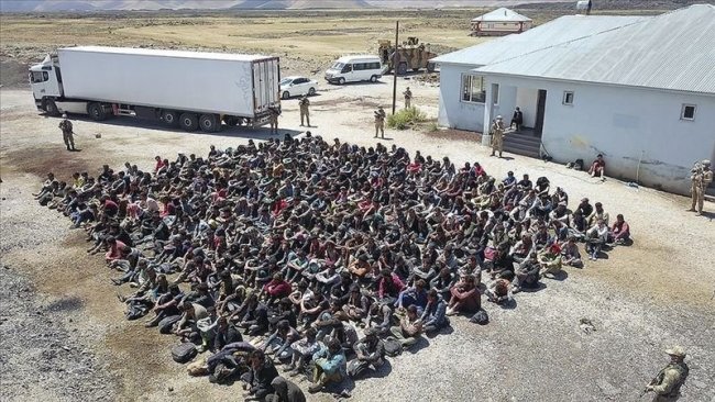 Van'da durdurulan tırdan 300 göçmen çıktı