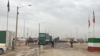 İran, Afganistan'da Taliban kontrolündeki sınırı kapatıyor