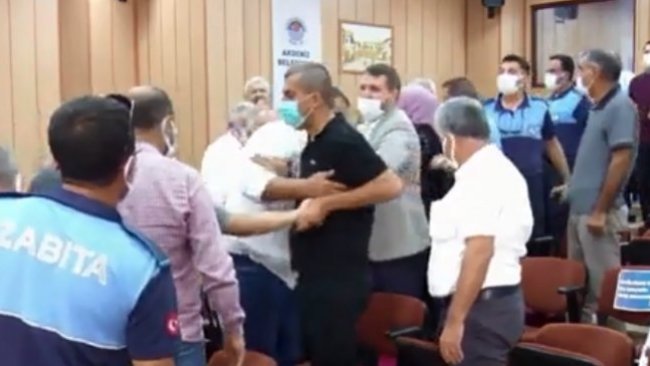 Akdeniz Belediyesi'nde 'Öcalan' tartışması