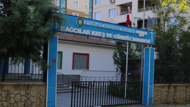 Kayyum, Diyarbakır'daki Zarokistan’ın Kürtçe tabelasını indirdi