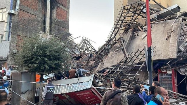 Malatya'da bina çöktü: Enkaz altında yaralılar var