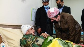 Başbakan, IŞİD saldırısında yaralanan Peşmergeleri ziyaret etti