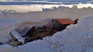 Hakkari'de kar kalınlığı iş makinelerinin boyunu geçti