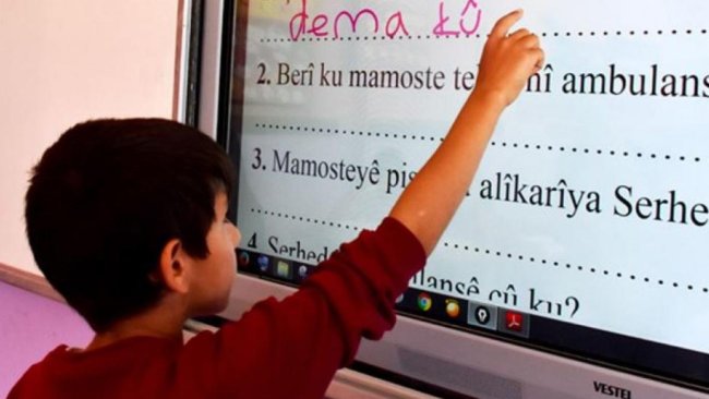 Kürt Yayınevleri'nden 'Kürtçe seçmeli ders seferberliğine’ dev kitap yardımlarıyla destek