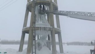 Erciş’te Su kulesi dondu, mahalle susuz kaldı