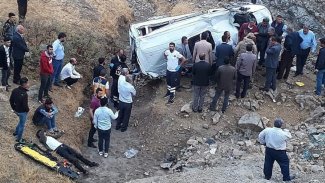 Batman'da işçi minibüsü devrildi: 1 ölü, 6 yaralı