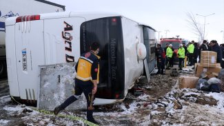 Ağrı'da yolcu otobüsü devrildi: 12 yaralı
