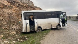 Urfa'da işçileri taşıyan midibüs devrildi: 15 yaralı
