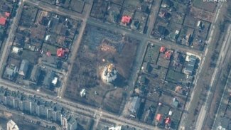 Buçha’da kilise bahçesindeki 15 metrelik toplu mezar uydudan görüntülendi