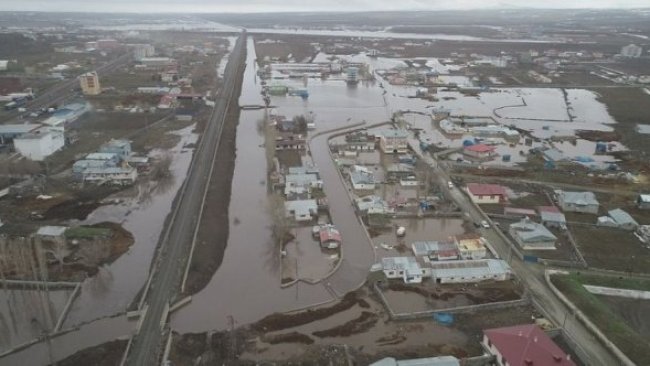 Kars çayı taştı! Ev ve tarım arazilerini su bastı