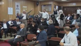 HDP ve MHP'li meclis üyeleri kavga etti: Ben silahım