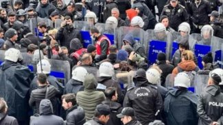 Taksim'de 1 Mayıs açıklamasına polis müdahalesi