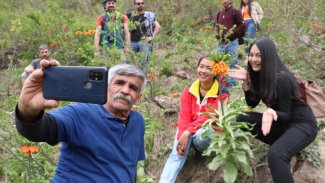 Hakkari'deki ters laleleri görmek için Tayland'dan geldiler