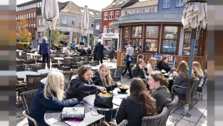 Bir ülke Covid-19 aşı programını durdurdu