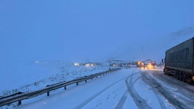 Van'da Mayıs ayı kar yağışı: Araçlar yolda kaldı