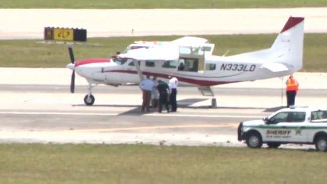 Pilot bayıldı, uçağı yolcu indirdi