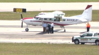 Pilot bayıldı, uçağı yolcu indirdi