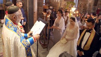 Meryem Ana Kilisesi’nde 40 yıl sonra bir ilk; Süryani çiftin nikahı kıyıldı