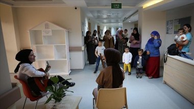 Muş'ta gitarlı hemşireden hasta çocuklara müzikle moral 