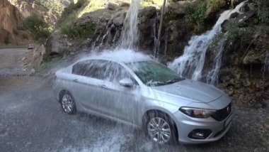 Hakkari'de sıcaktan bunalanlar, araçlarıyla birlikte şelaleye girdi