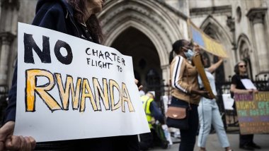 İngiltere'nin sığınmacıları Ruanda'ya göndereceği ilk uçağa son dakika 'AİHM' iptali