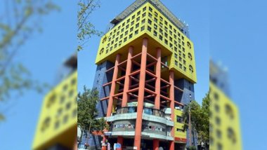 Kürt şehrindeki 'Dünyanın en saçma binası' yıkıldı