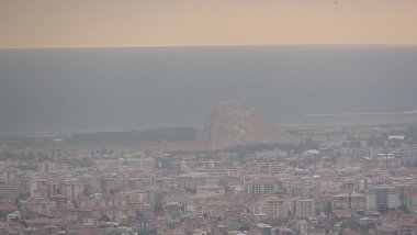 Suriye'den gelen toz bulutları Van'da çamur yağdırdı