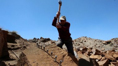 Ekmeğini taştan çıkarıyor