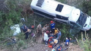 Dersim'de tur minibüsü devrildi: 19 kişi yaralandı