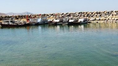 Van Gölü çekildi; tekneler karaya oturdu