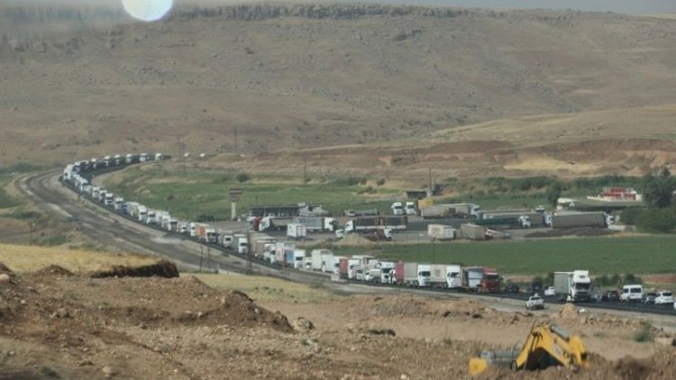 İpek Yolu’nda kilometrelerce uzayan araç kuyruğu