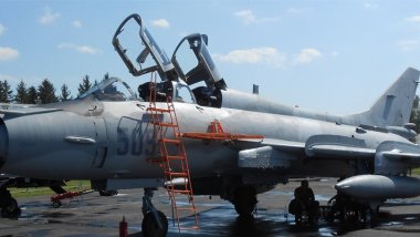 İran'da savaş uçağı düştü