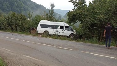 Kürt mevsimlik işçileri taşıyan minibüs kaza yaptı: Çok sayıda yaralı