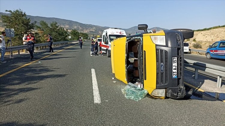 Düğünden dönen minibüs kaza yaptı: 14 yaralı