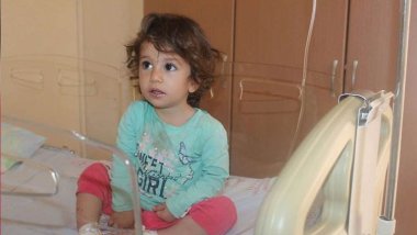 2 yaşındaki çocuk kendisini sokan yılanı ısırdı