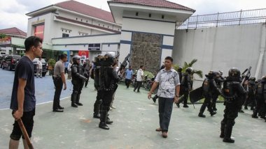 800 mahkum hapishaneden firar etti